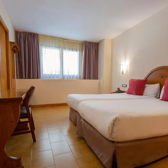 غرفة بسرير مزدوج أو سريرين منفصلين، Hotel Sant Gothard 7/10