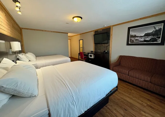 غرفة بسريرين كوين مع أريكة، Americas Best Value Inn-Wall 1/10