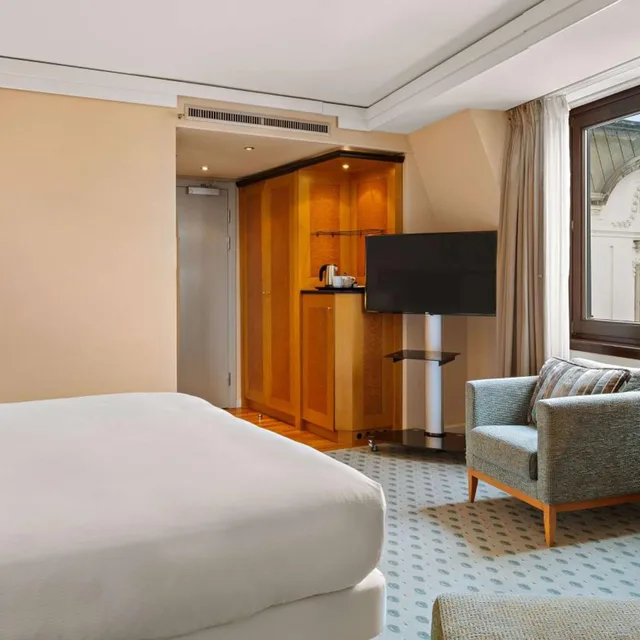 غرفة تنفيذية تنفيذية بسرير كينج وسرير كوين بإطلالة على النهر مع دخول الصالة، Hilton Dresden 2/9
