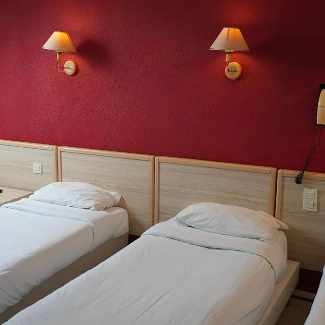 غرفة رباعية، Hotel Corona 6/10