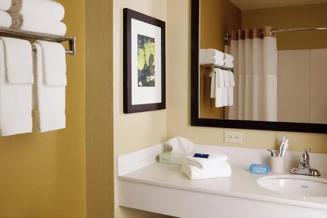 غرفة بسرير كينج بمطبخ، Studio 6 Extended Stay Milwaukee Brookfield WI 8/10