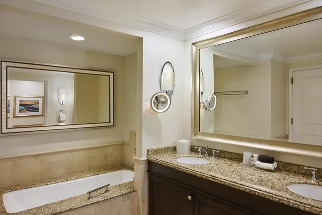 غرفة بسرير كينج بإطلالة على الفناء، Balboa Bay Resort 2/3