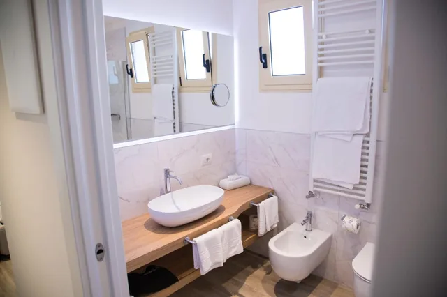 جناح بشرفة، Hotel Bristol 3/7