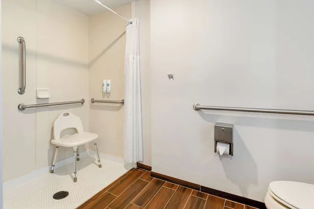 جناح بسرير كوين مع أريكة لذوي الإعاقة، Comfort Suites East Brunswick - South River 5/7