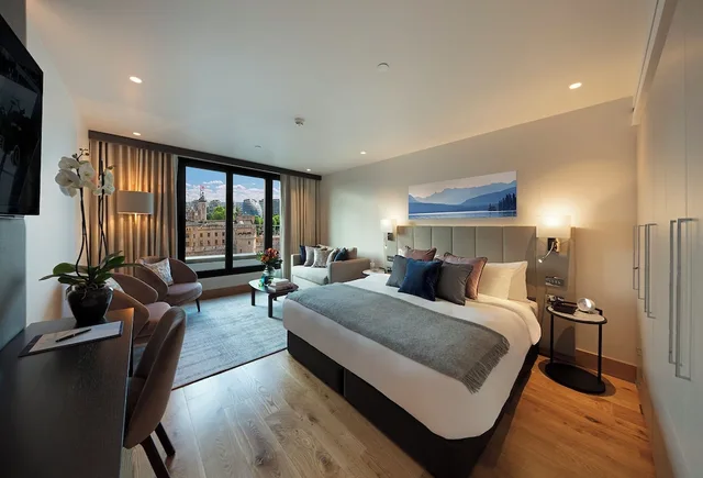جناح سيغنتشر بسرير كينج مع أريكة، Tower Suites by Blue Orchid 1/7