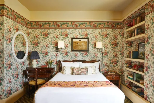 غرفة مريحة بسرير كوين، Petite Auberge 1/8