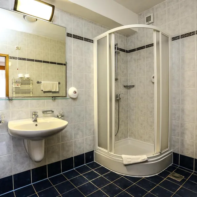 غرفة بسرير مزدوج بشرفة، Hotel Drazica - Hotel Resort Drazica 6/6
