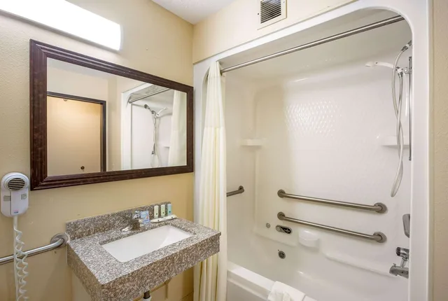 غرفة بسرير مزدوج لذوي الإعاقة، Quality Inn Storm Lake 3/3
