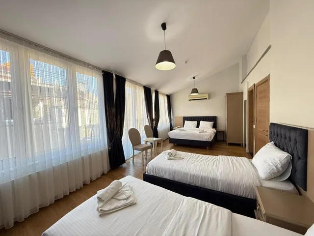 غرفة ديلوكس رباعية، Hotel Next2 4/10