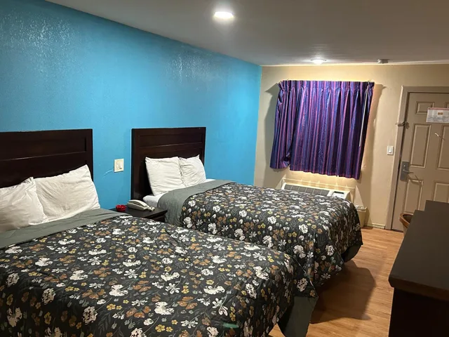 غرفة بسريرين مزدوجين للمدخنين، OYO Blue Star Inn 1/5