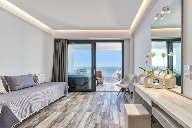 جناح بسرير كوين وسرير فردي بإطلالة على البحر، Mandala Seafront Suites 4/8