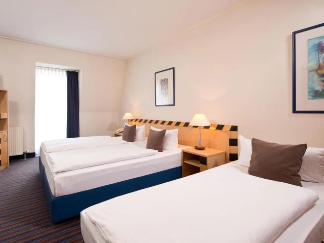 Business Triple Room, ACHAT Hotel Dresden Elbufer 1/3