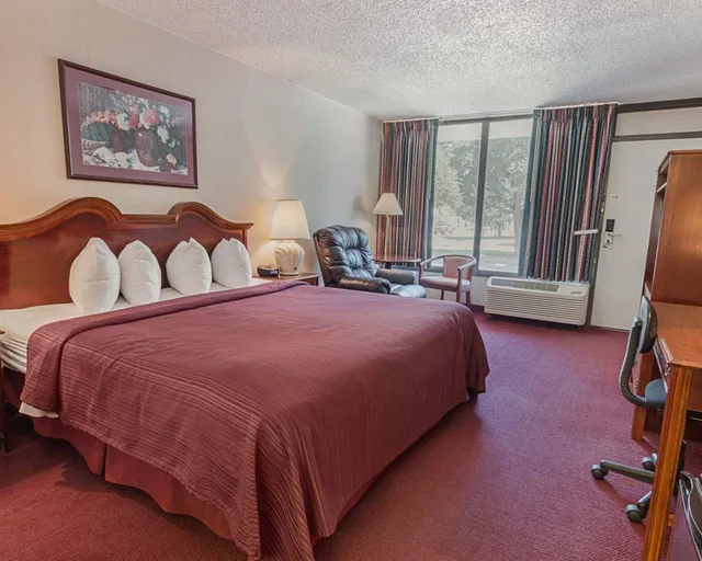 غرفة بسرير كينج لذوي الإعاقة، Quality Inn Ennis 1/5