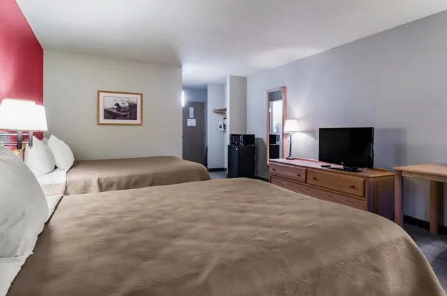 Standard, 2 Queen Beds, Rodeway Inn Hesston, KS 7/10
