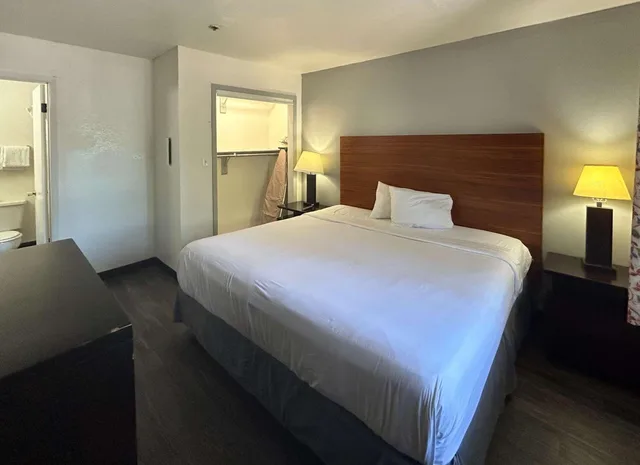 جناح، Motel6 Tempe, AZ – Elliot Road 4/7