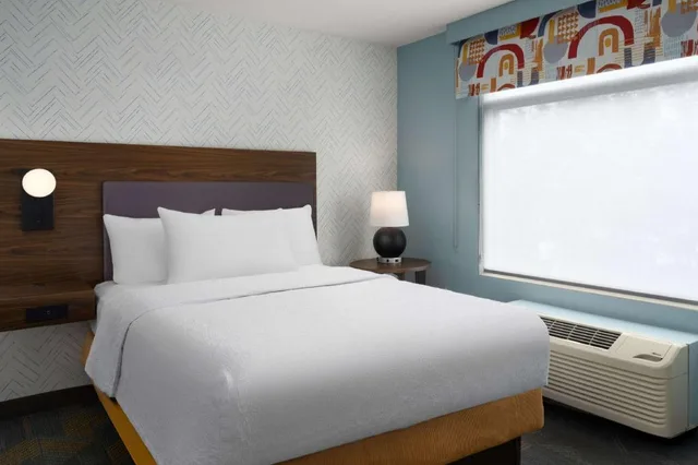 جناح بسرير كوين بغرفة نوم واحدة مع أريكة، Home2 Suites By Hilton Miramar Ft Lauderdale 1/7