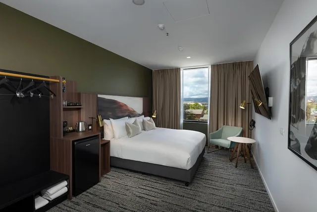 Deluxe, Twin Beds, King Bed, Corner, Accessible, TRYP by Wyndham Pulteney Street Adelaide 1/2