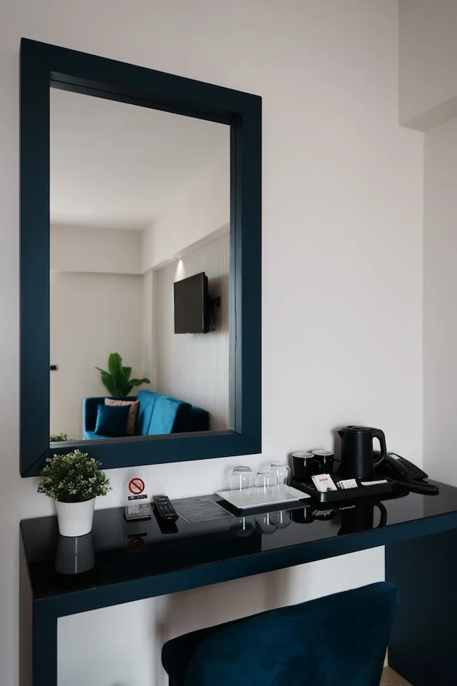 غرفة سوبيريور رباعية بسرير كوين وسرير فردي بإطلالة على البحر بشرفة مع أريكة، Blue Sky Hotel 7/10