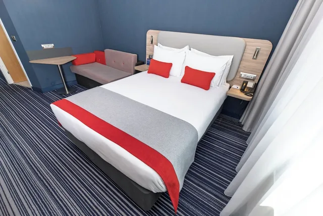 غرفة قياسية بسرير مزدوج مع أريكة، Holiday Inn Express Geneva Airport 5/8