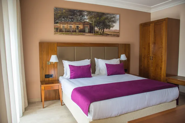 غرفة بسرير كينج بشرفة، Xenon Hotel 3/6