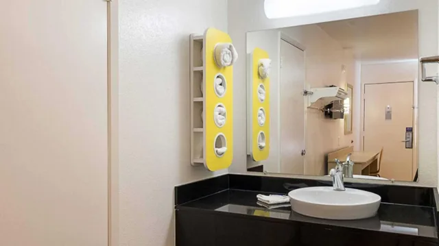غرفة ديلوكس بسرير مزدوج لذوي الإعاقة، Motel6 Mcallen, TX 5/6
