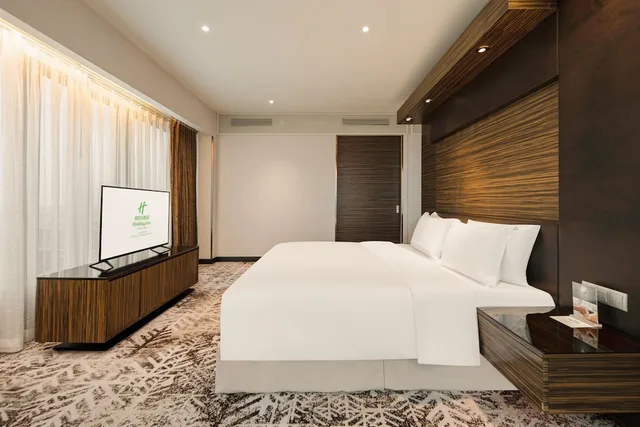 Suite, King Bed, Dining Area، Holiday Inn Shanghai Hongqiao West An Ihg Hotel 2/9