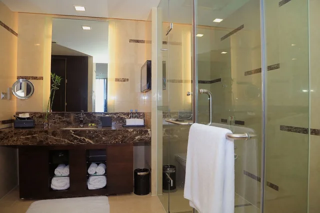 غرفة كلاسيكية بسرير كينج بإطلالة على المدينة مع دخول صالة النادي، INTERCONTINENTAL QINGDAO 6/6
