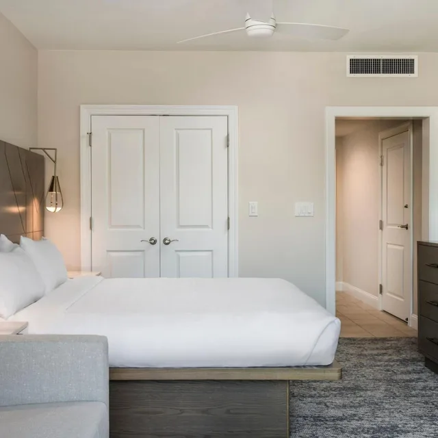 غرفة بسرير كينج مع أريكة، Marriott S Lakeshore Reserve 4/7