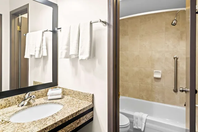 جناح بسرير كينج مع أريكة، Best Western Maple Ridge Hotel 3/4