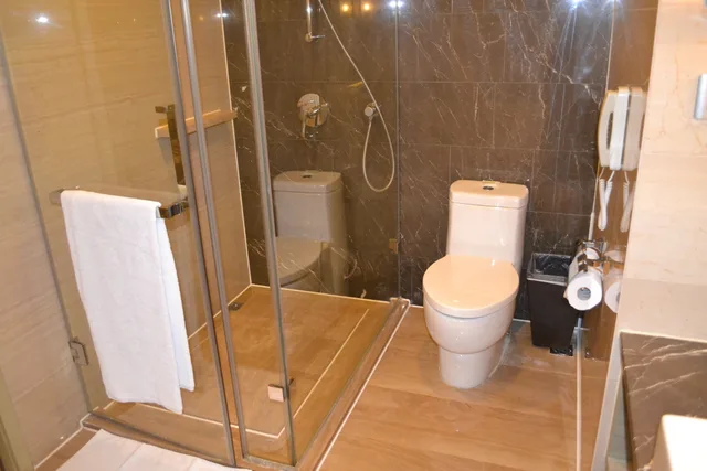 Club, HOLIDAY INN SHANGHAI SONGJIANG 2/3