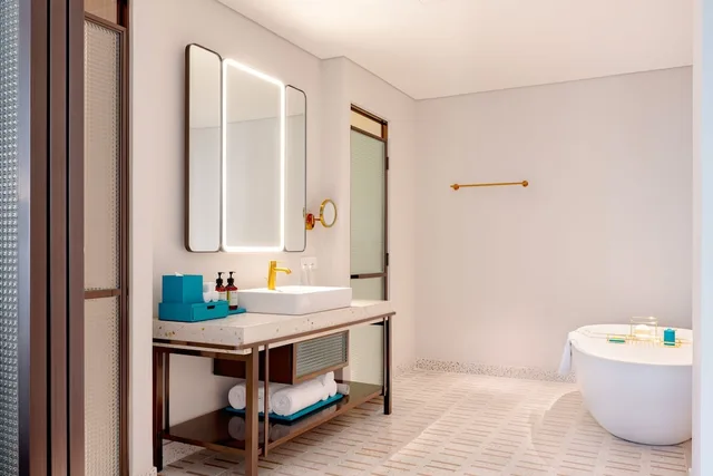 جناح بسرير كينج بشرفة، La Festa Phu Quoc, Curio Collection by Hilton 4/5
