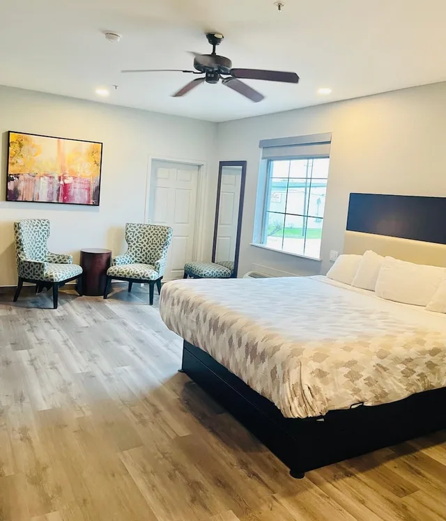 غرفة بسرير كينج بمطبخ صغير، Americas Best Value Inn La Porte 2/3