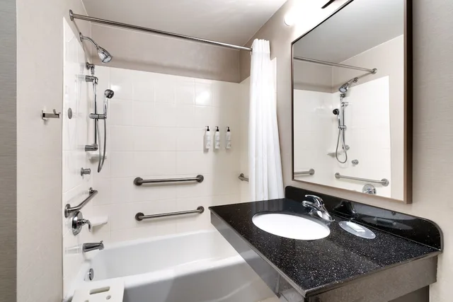 غرفة بسريرين كوين لذوي الإعاقة، Fairfield Inn Suites Albany 2/3