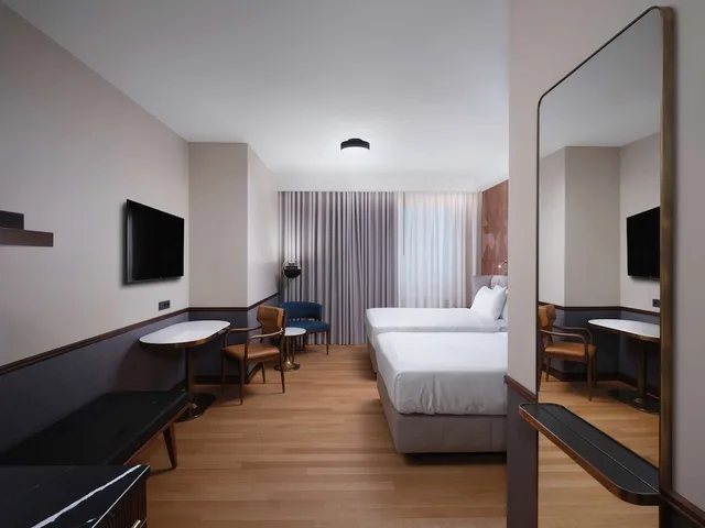 غرفة متصلة عائلية بسرير كينج وسريرين منفصلين، Iceland Parliament Hotel, Curio Collection by Hilton 2/4