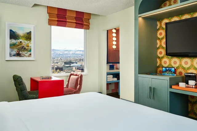 غرفة بسرير كينج في طابق مرتفع، The Curtis Denver a DoubleTree by Hilton Hotel 4/10