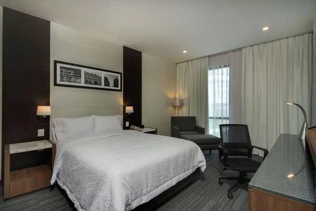 Room, Queen Bed, Lake View, Hampton Inn And Suites San Luis Potosi Slp 1/2