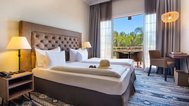 غرفة بسرير كينج بإطلالة على المسبح، Lindner Golf Resort Portals Nous 2/4