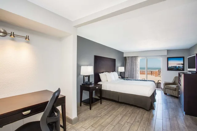Room, King Bed, Ocean Front, Accessible، La Quinta Inn & Suites by Wyndham Oceanfront Daytona Beach 3/3