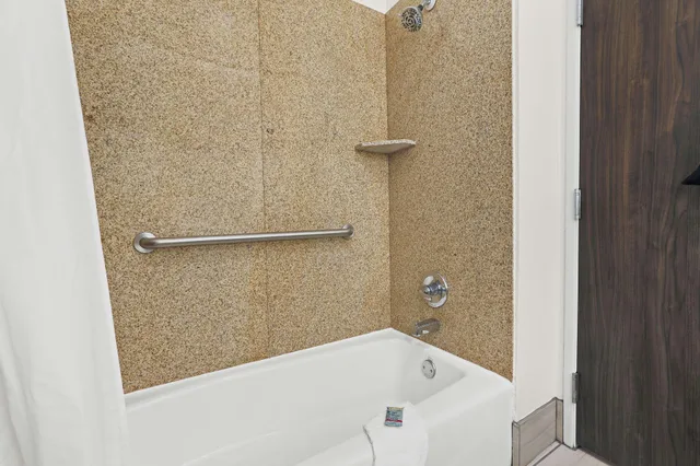Room, King Bed, Accessible, Best Western Iowa/Lake Charles East 3/3