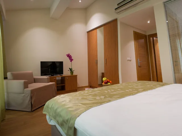 غرفة ديلوكس ثلاثية بإطلالة على المدينة بغرفة نوم واحدة لذوي الإعاقة، Wame Suite Hotel 2/5
