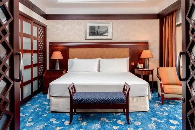 جناح بسرير كينج بإطلالة على المسبح بغرفة نوم واحدة مع دخول الصالة، Holiday Inn Kuwait 2/4