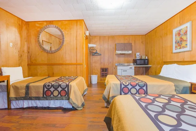 Family, 2 Queen Beds, Sofa, Kitchenette, Parkside Motel by OYO Meadville Conneaut Lake 4/4