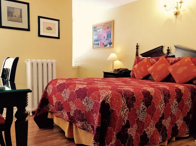 غرفة قياسية بسرير كوين، Manoir Sherbrooke 3/5