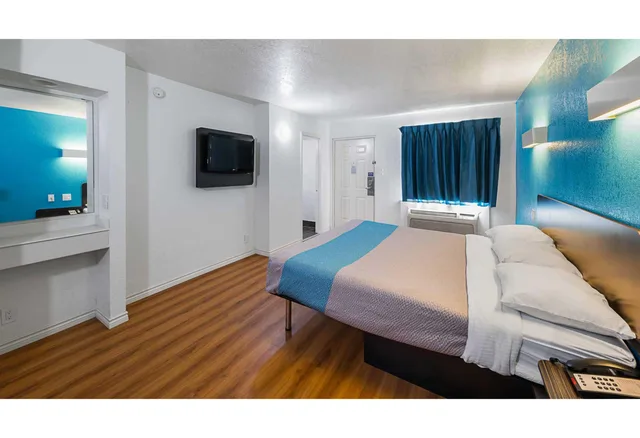 غرفة بسرير كينج للمدخنين، Motel6 Grand Prairie, TX - Interstate 30 2/4
