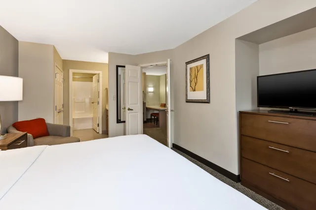 جناح بسرير كينج وسريرين كوين بغرفتي نوم، STAYBRIDGE SUITES KALAMAZOO 3/3