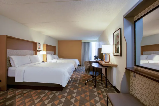 غرفة قياسية بسريرين كوين بحوض استحمام لذوي الإعاقة، Holiday Inn Morgantown Reading Area 2/6
