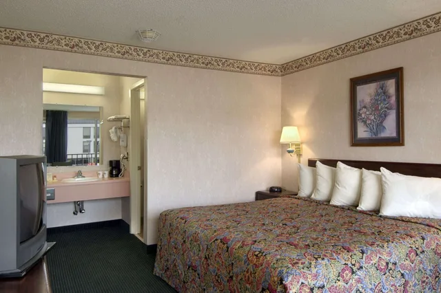 غرفة بسرير كينج، Days Inn by Wyndham Jonesboro AR 1/4