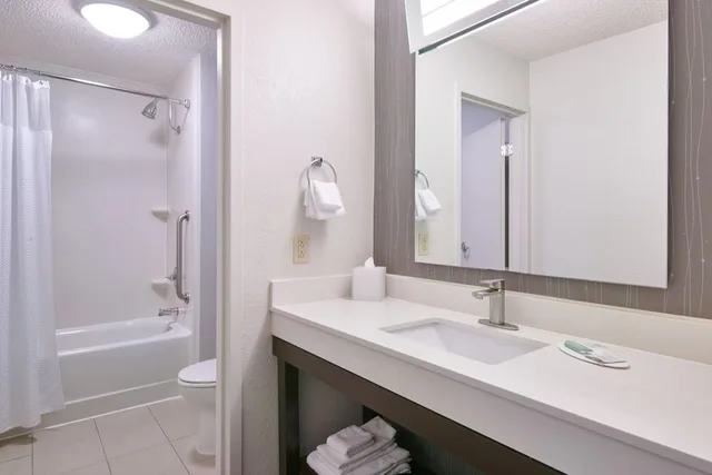 Room, 2 Queen Beds, Sofa, Courtyard Columbus Downtown 4/6