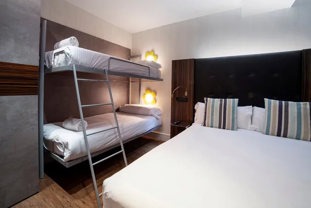 غرفة قياسية رباعية، Petit Palace Tamarises 4/10
