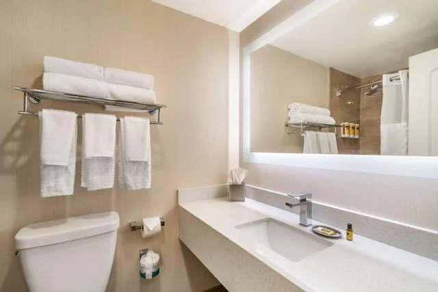 غرفة بسريرين كوين بإطلالة على الفناء، Best Western Plus Carpinteria Inn 7/10